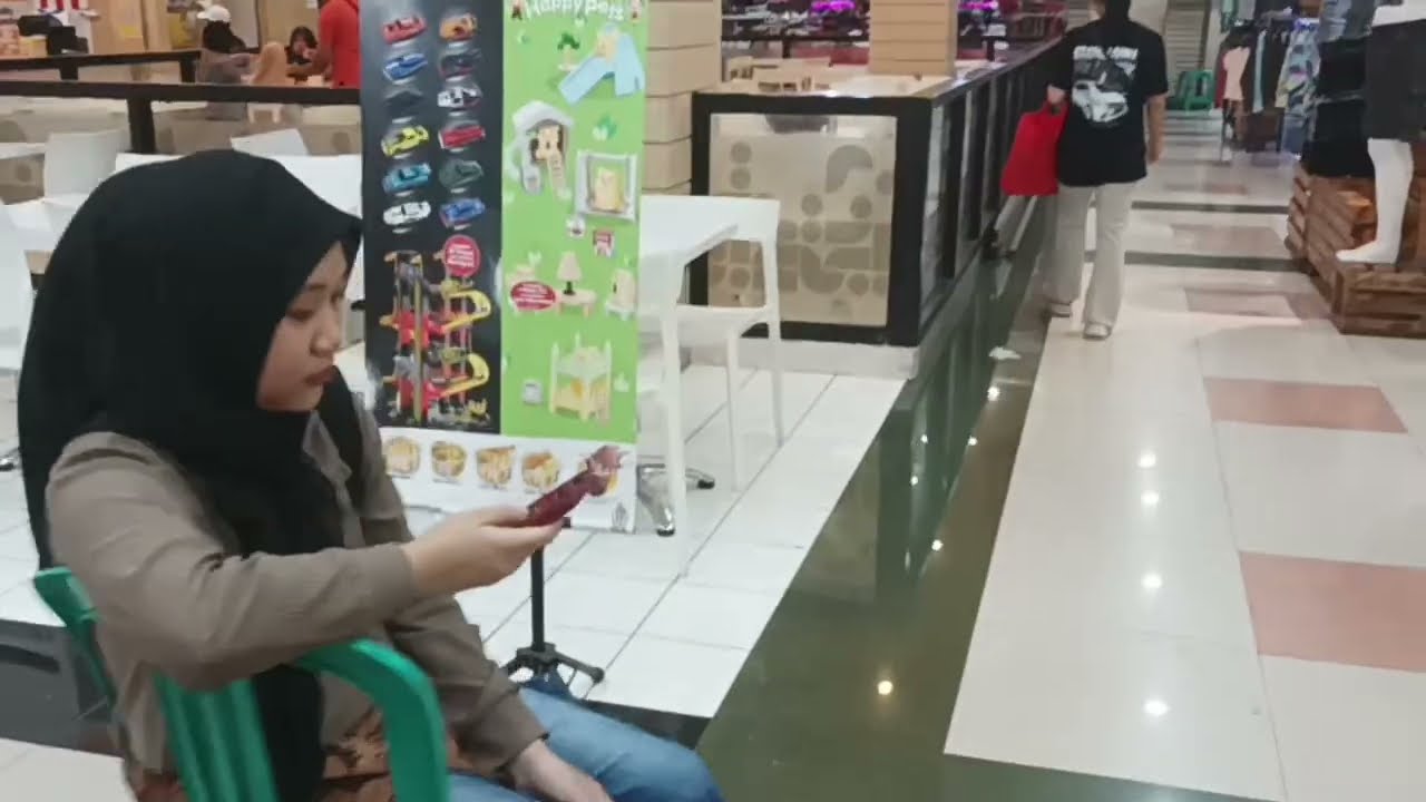 Sepi Pengunjung Dan Banyak Yang Tutup Mall CBD Ciledug Tangerang