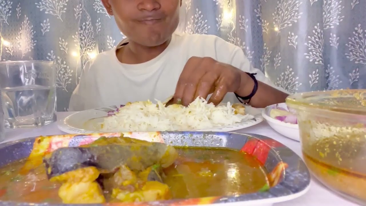 Spicy fish curry with egg omelette and rice #mukbang #eatingshow #food 