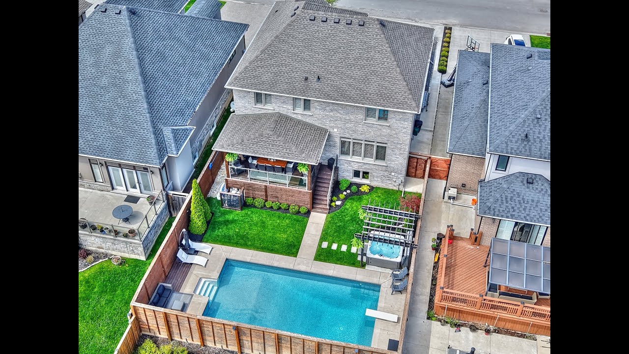 Stunning Niagara Falls Home with Pool, Hot Tub & Butler&rsquo;s Pantry | 8886 Black Forest Crescent