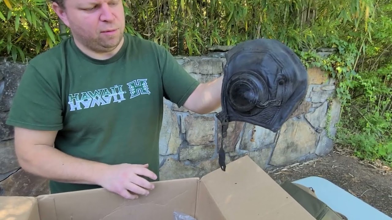 Unboxing WWII field gear from online estate auction in Pennsylvania.