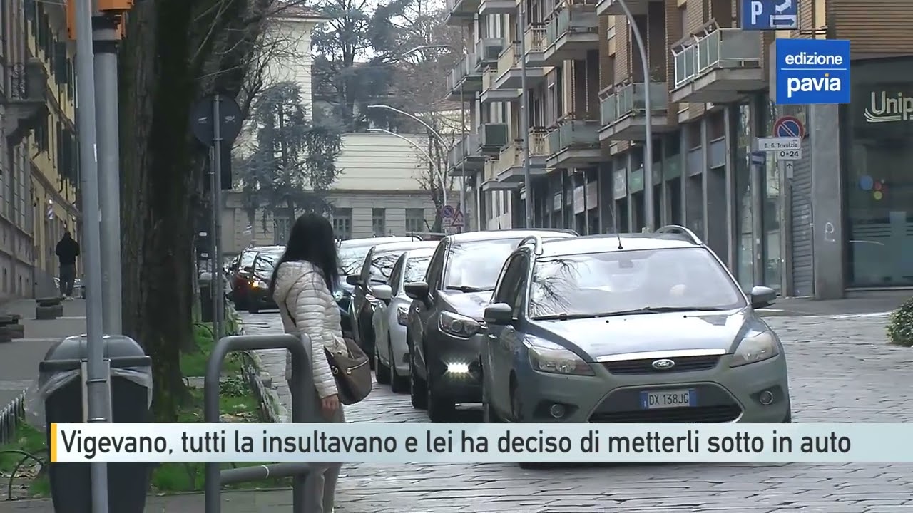 Vigevano, tutti la insultavano e lei li ha messi sotto in auto