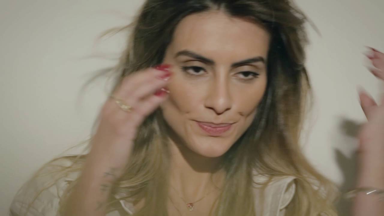 Cleo Pires ensina a fazer o make perfeito para um date