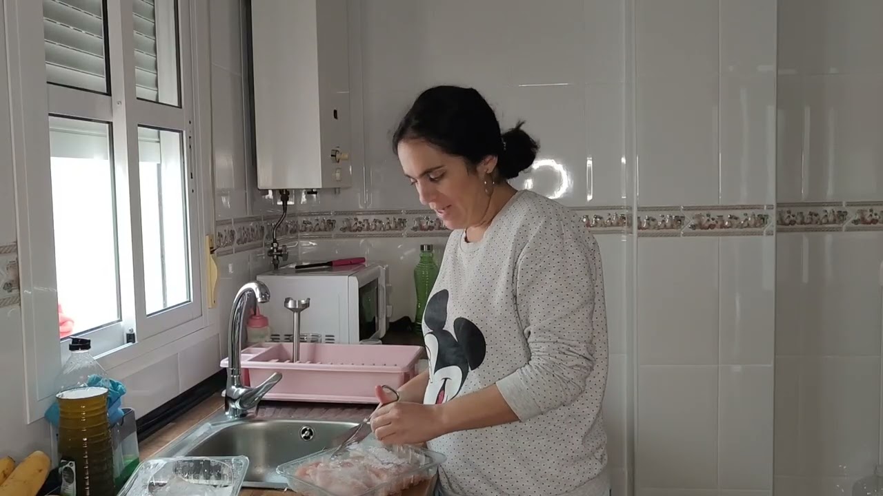 Acompañame en la cocina por la mañana y a recoger la casa por encima