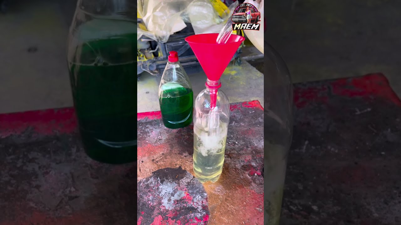 Cómo hacer un desengrasante BARATO// mezcla jabón con gasolina ⛽️ 😮