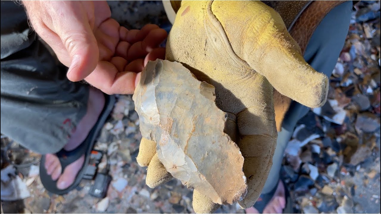 Flint knapping an Ancient  Horn Stone Quarry Blank. ￼with some yappin.