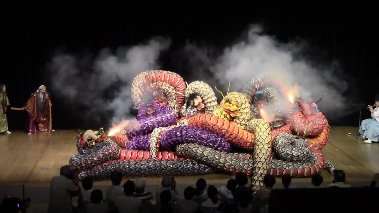 日本遺産  石見神楽 細谷社中　兵庫県福崎町公演。　大蛇　　(郷土芸能）