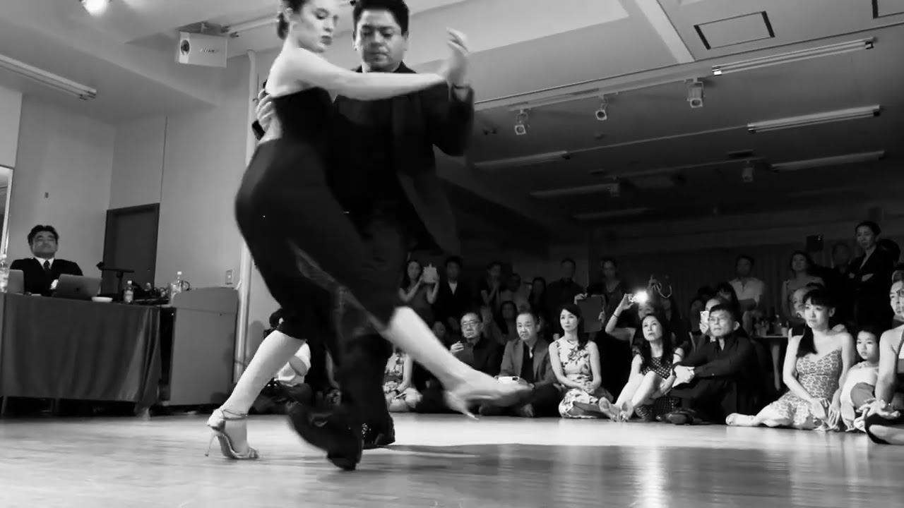 Carlitos Espinoza and Agustina Piaggio. Tango 1/4. (Juan D’Arienzo- Dos Dedos) @Tangostories