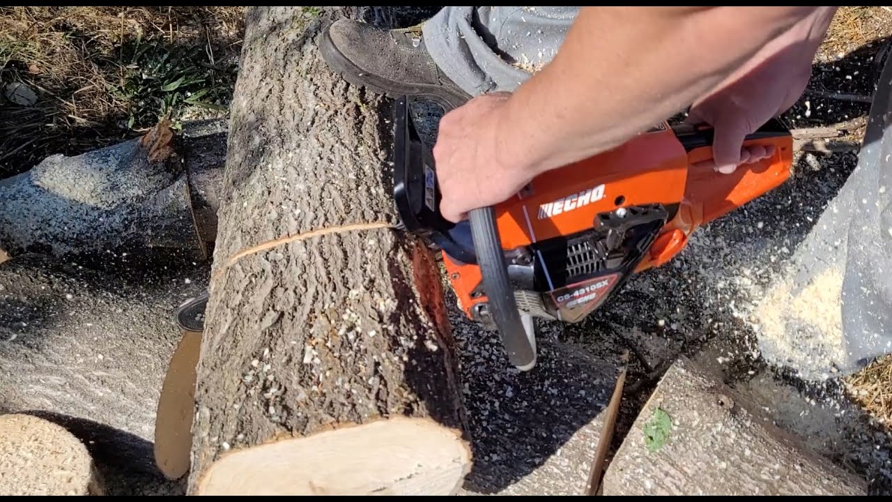 Echo CS-4310SX w ciężkiej pracy na farmie. Pilarka także dla farmerów by mieli lżej.