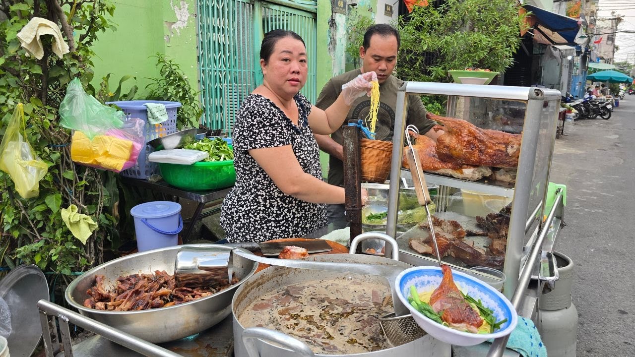 Chủ tiệm mì vịt quay da giòn Sài Gòn hốt bạc vào buổi xế chiều, khi cơn thèm ăn lên đỉnh điểm