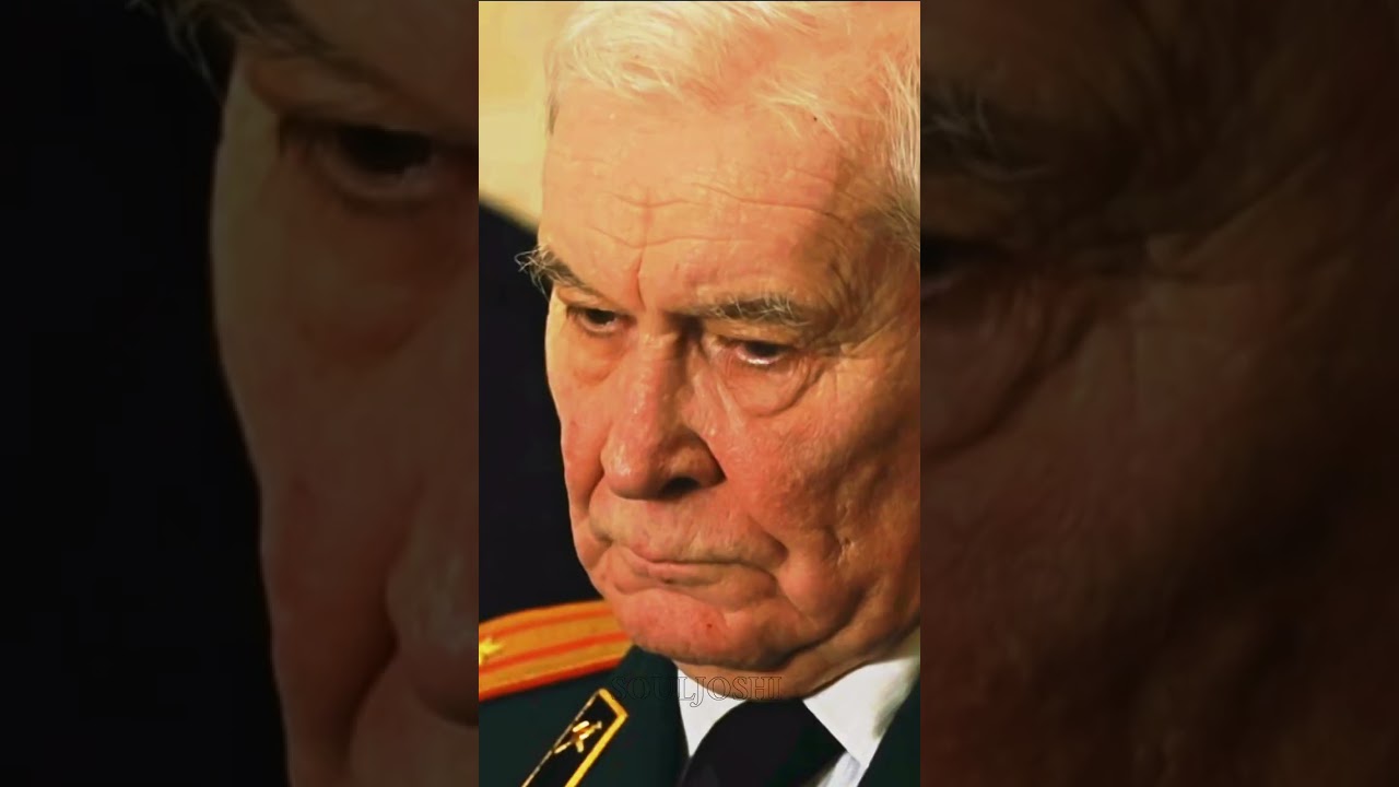 Soldiers russians salute old Soviet veteran 🫡