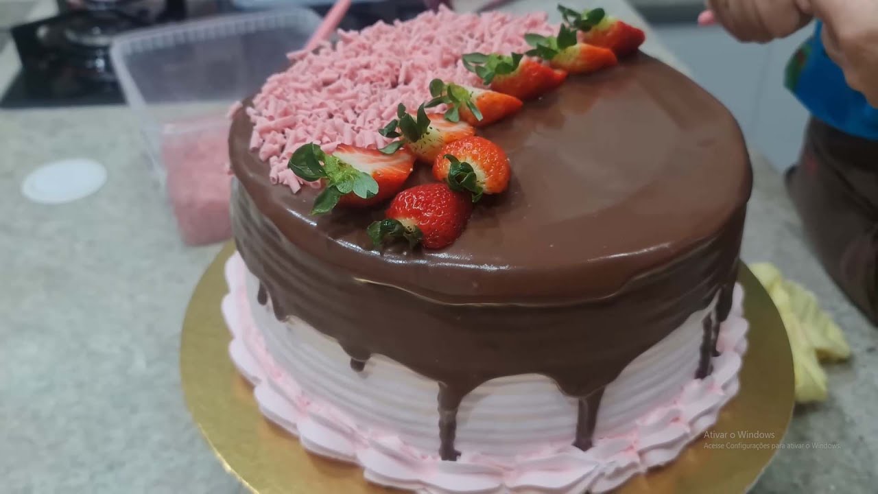 ESSE BOLO NINGUEM RESISTE / RECHEIO DE MOUSSE DE MORANGO SUPER FÁCIL DE PREPARAR @PARISCAKEDESIGNER