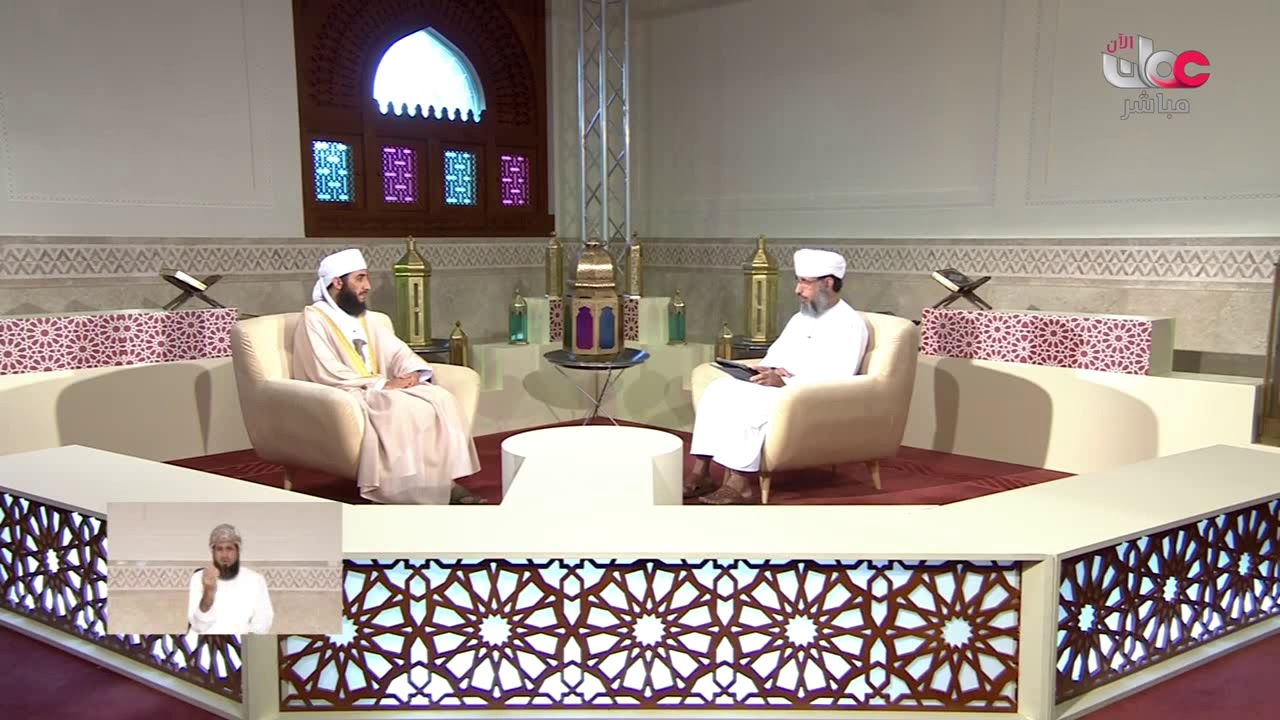 رجل زوجته لا تعمل وتنتمي الى المذهب الشافعي وعندهم لا زكاة على الذهب الملبوس كما هو معمول بالمذهب
