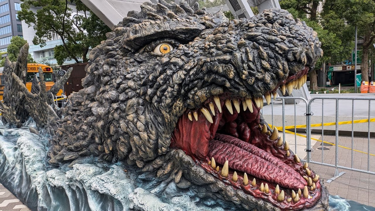 ゴジラ襲来の名古屋テレビ塔（中部電力MIRAI TOWER）を「ぶらヒロシ」