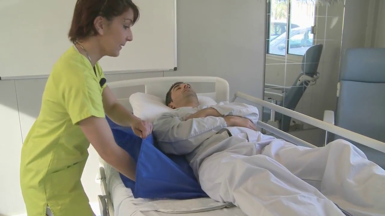 Rehaussement au lit en assistance partielle avec un soignant et l’utilisation du drap de glisse