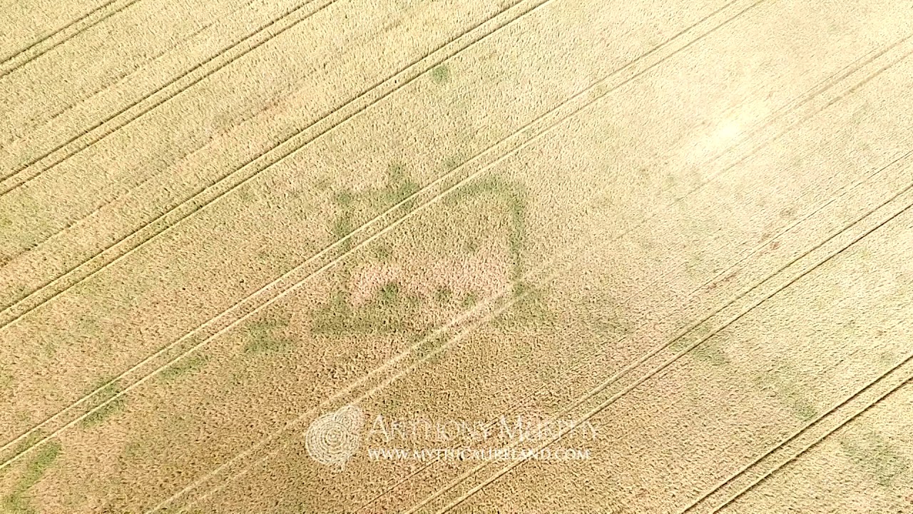 Giant Late Neolithic henge discovered near Newgrange - aerial footage
