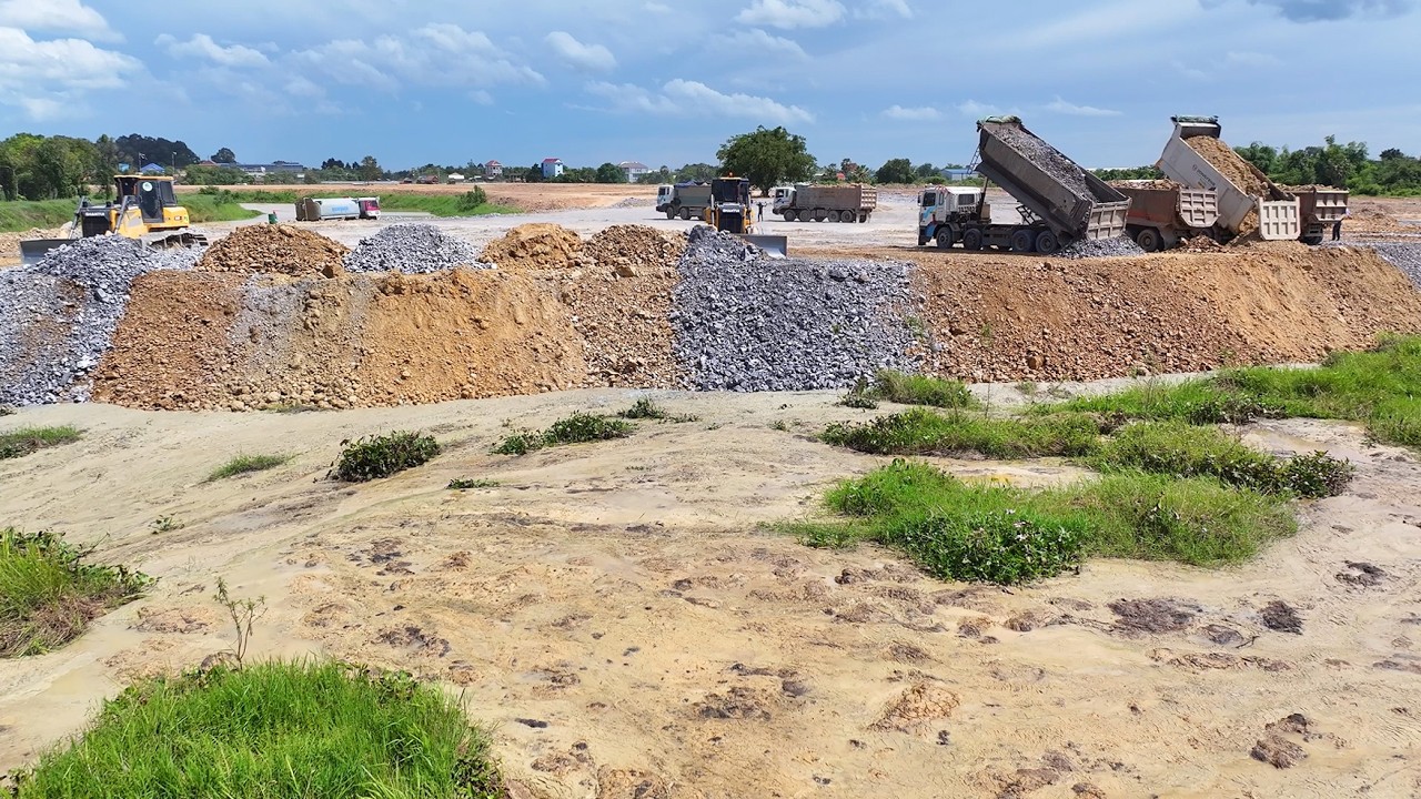 Wow Amazing Work!!DumpTruck 25 TON Delivery Stone Filling In Lake With Bulldozer SHANTUI Push