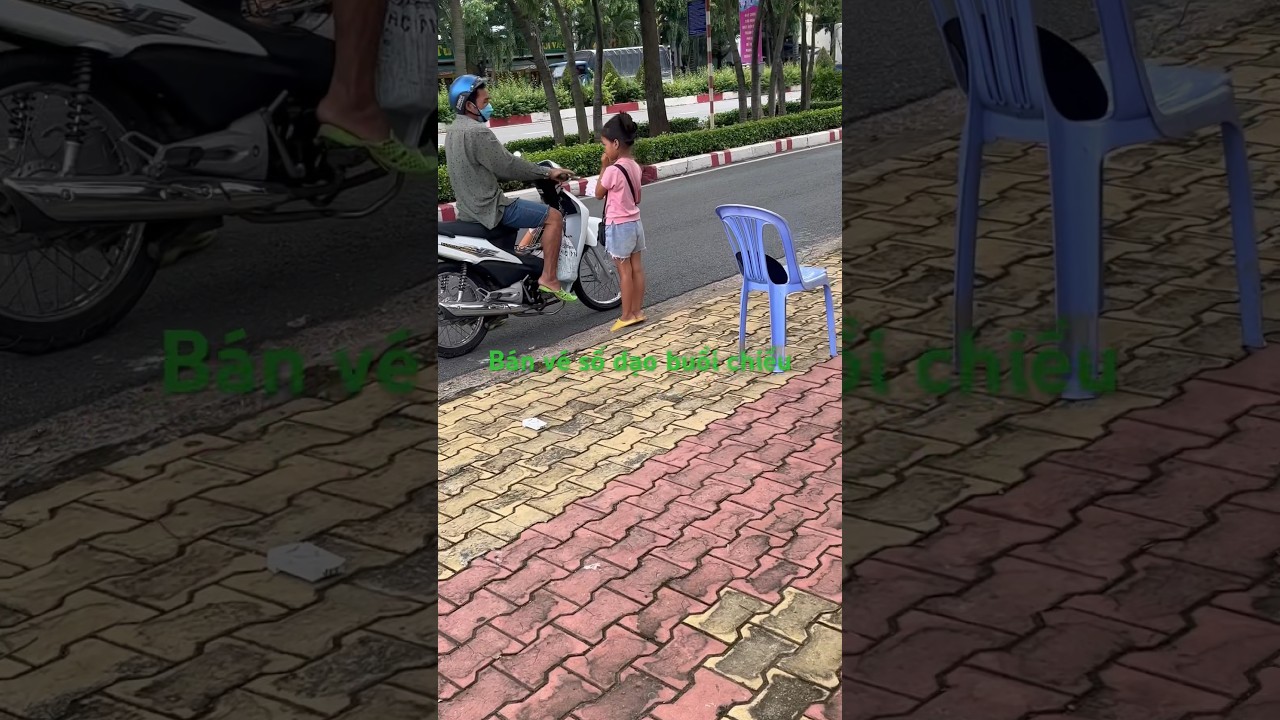 Em b&eacute; b&aacute;n v&eacute; số dạo buổi chiều
