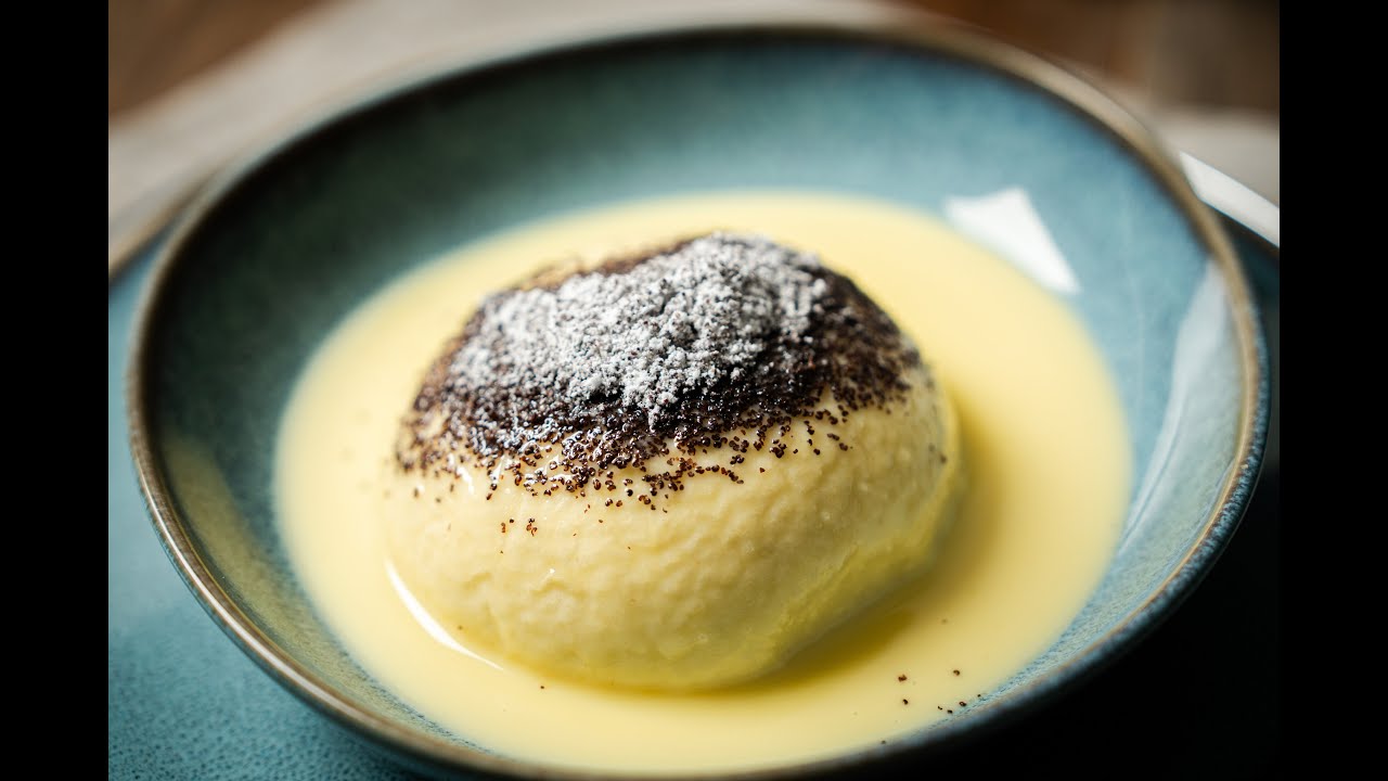 Meine Germkn&ouml;del: Flaumiger Teig, fruchtige Powidl-F&uuml;llung und ein Hauch Vanillesauce.