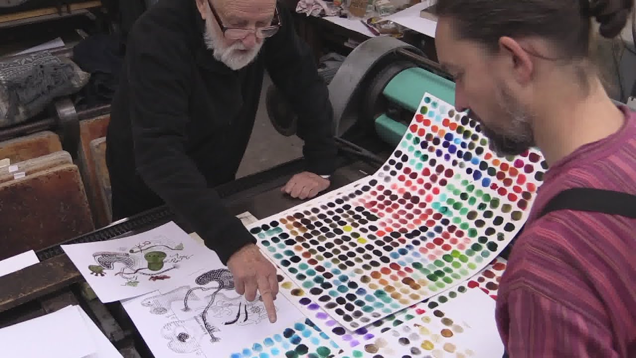 Jan Švankmajer tisk litografií v dílně Petra Korbeláře