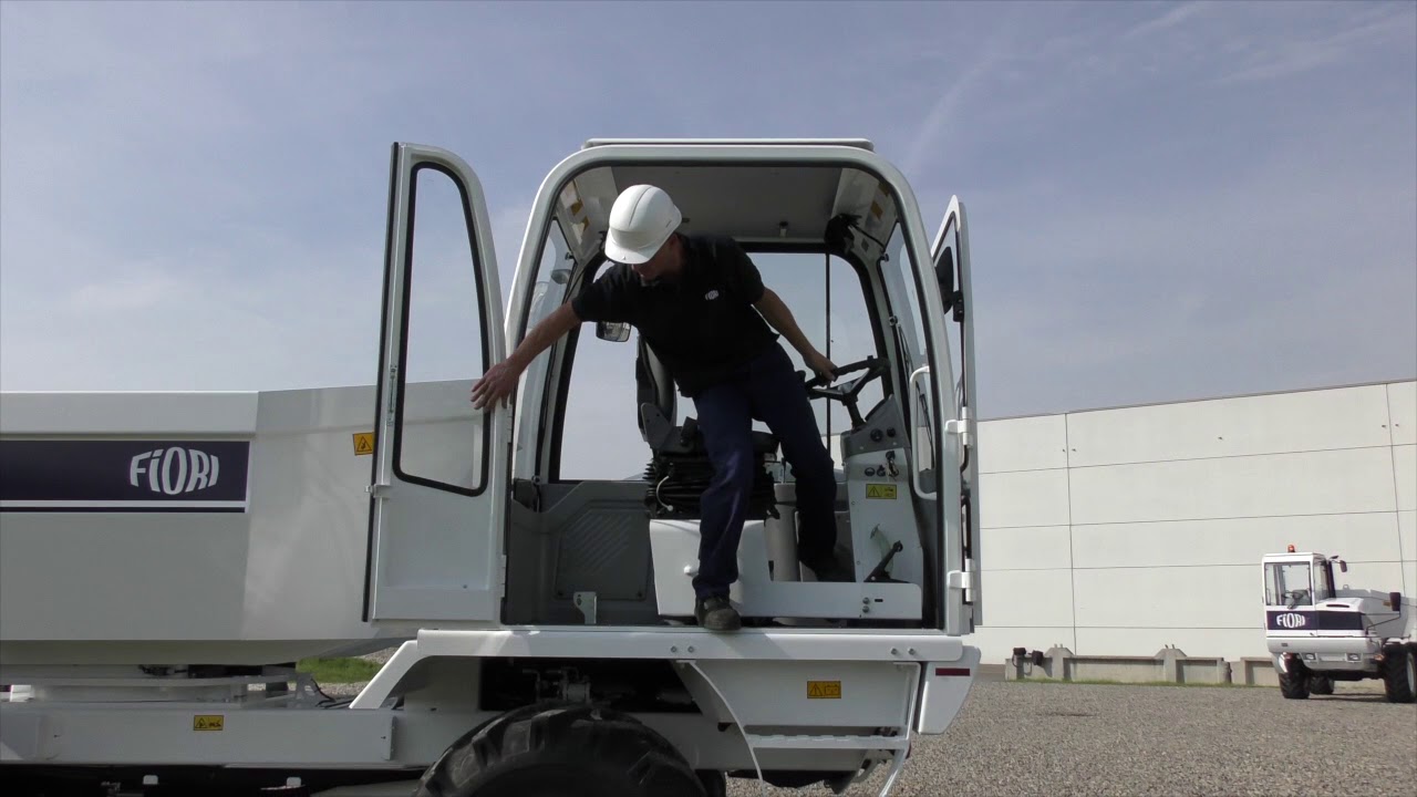 Guida reversibile per la cabina del nuovo dumper compatto D 100 SW di Fiori Group