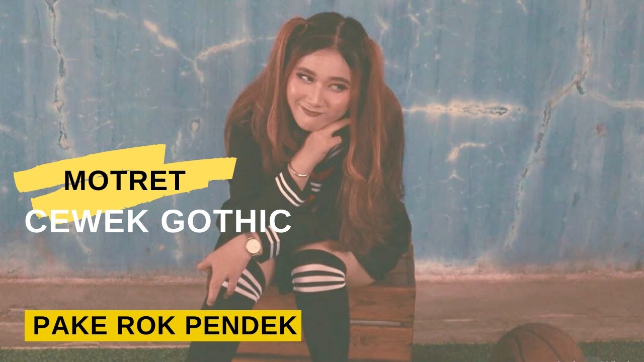 Motret Cewek ABG Gothic dengan Rok Mini Seragam Jepang