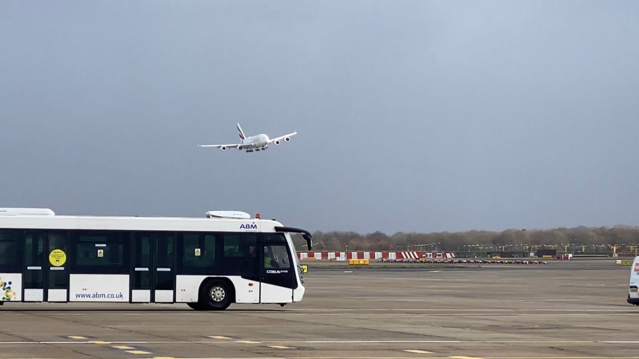 Emirates a380 landing in storm eunice heavy winds