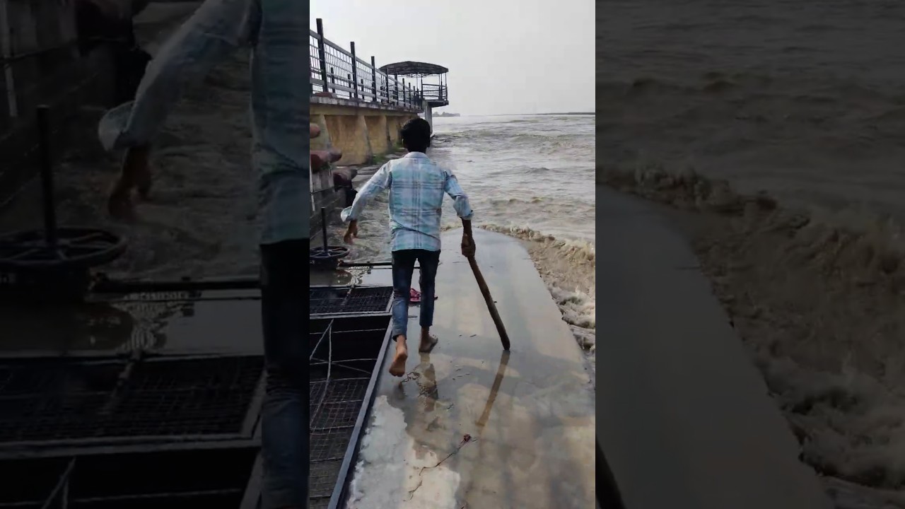 #🚩🚩😭😭 narora ganga nadi tej ufan par or ye bac danda lekar kya niklata hai #narora #trendingshorts