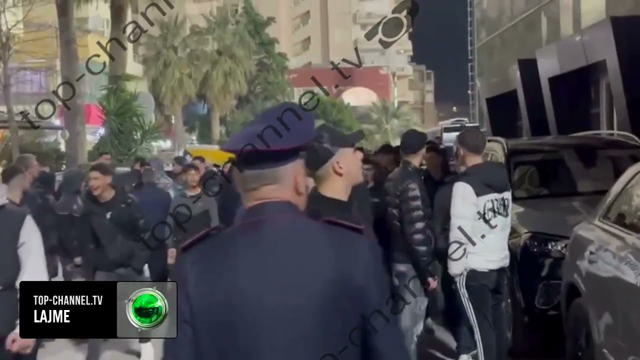Top Channel/ Përplasje të dhunshme dhe kaos pas sfidës Flamurtari-Elbasani, ndërhyn edhe policia