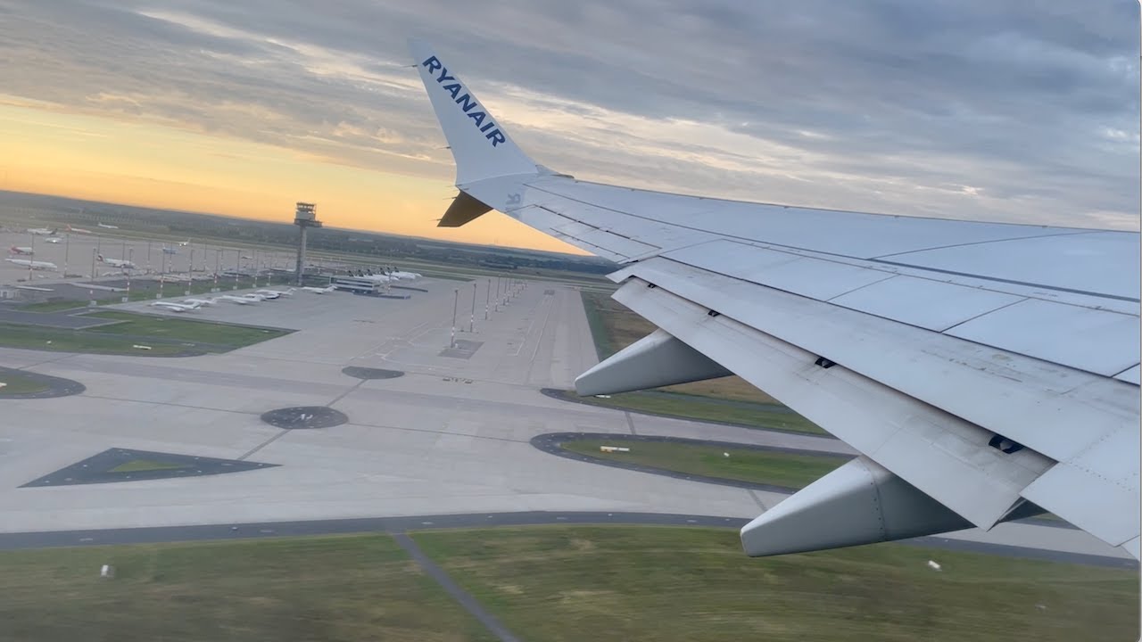Ryanair Boeing 737 MAX 8 / Takeoff Runway 25R / Berlin Brandenburg Airport BER