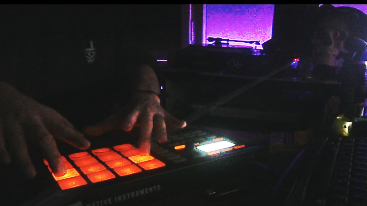 Jessy Blue live beat making practice on Maschine Mikro 8