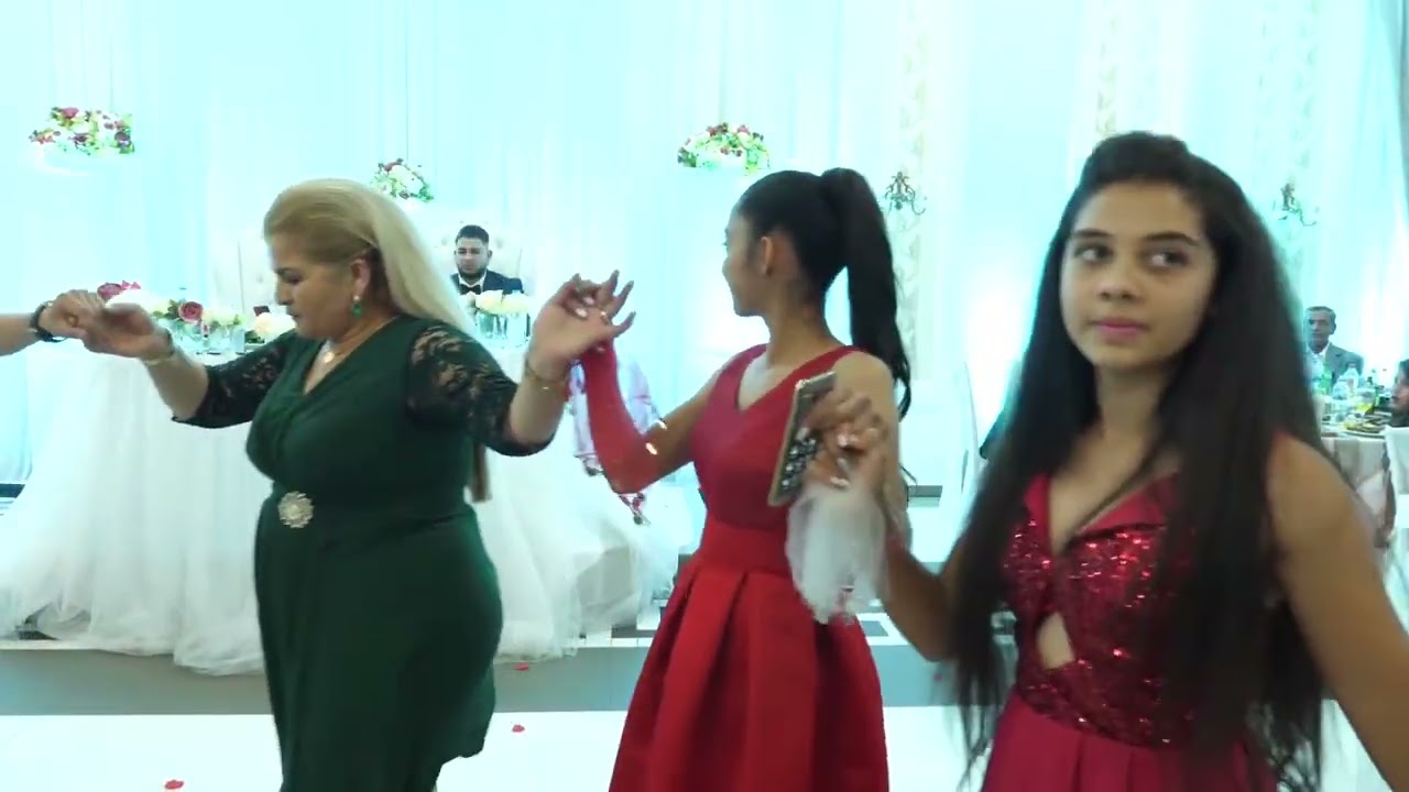 Ergys & Kristina – Kërcimi i çiftit me dasmorët | Dasma Shqiptare