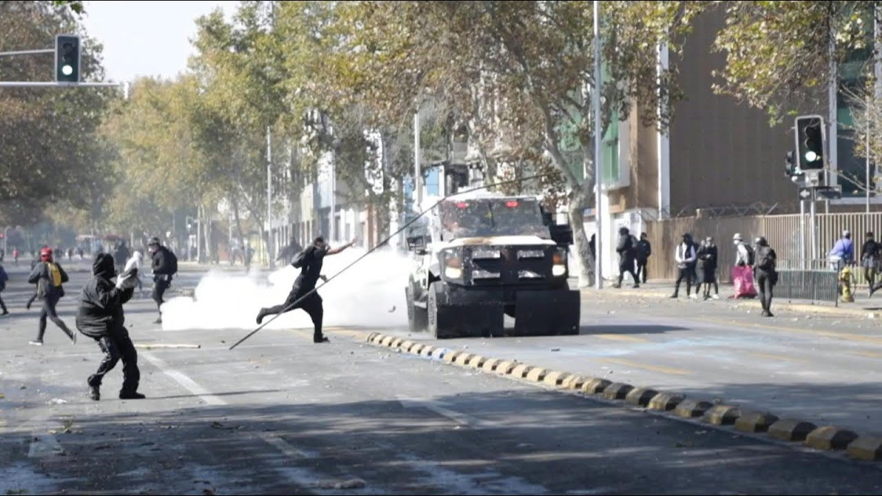 Tres personas baleadas durante manifestación del 1 de mayo en Chile | AFP