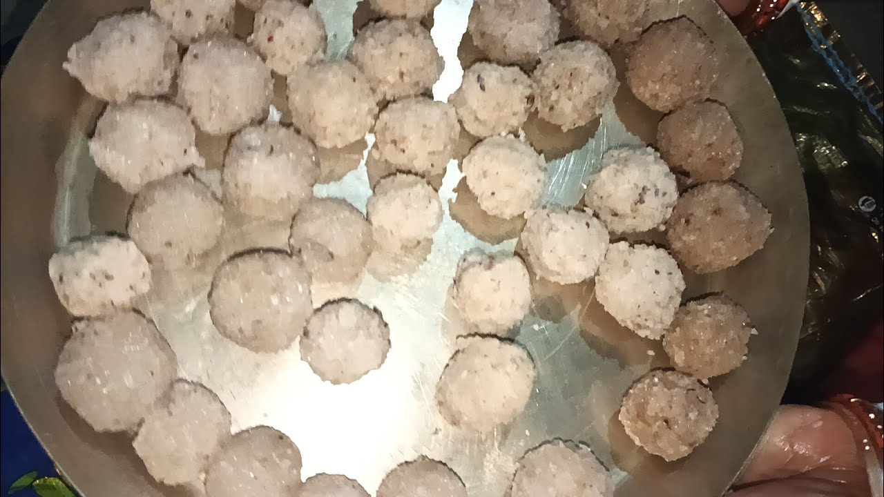 श्री राधा रसोई में प्रियाकांत जू को नारियल लड्डूका भोग