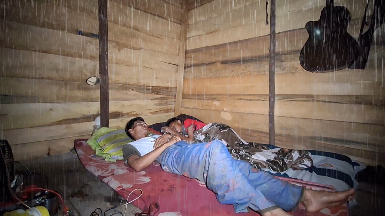 Real kedatangan hujan petir saat bermalam di gubuk shelter 