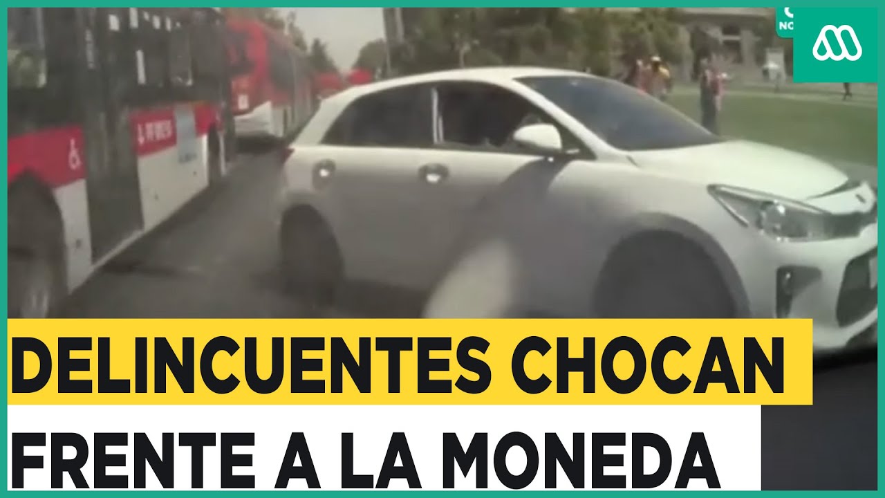 “Motochorros” chocan durante persecución frente a La Moneda