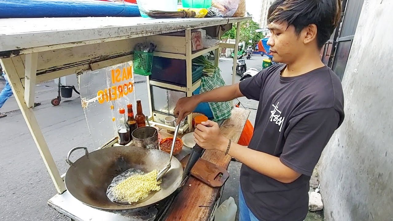 KULINER DI DEPAN SEKOLAHAN REGINA PACIS SLIPI !! NASI GORENG MAWUT PEDAS - INDONESIAN STREET FOOD