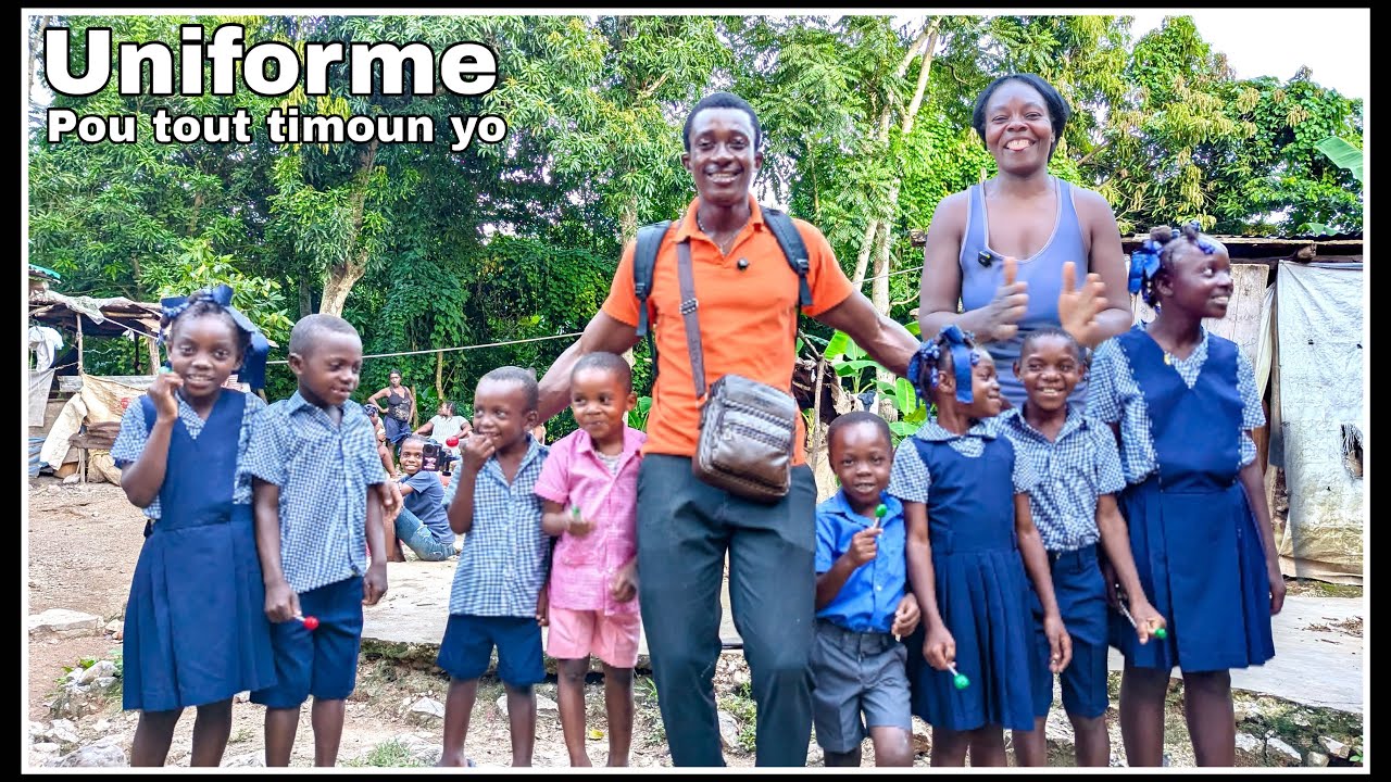 Moun yo te kontan resevwa uniforme yo pou lekòl la 