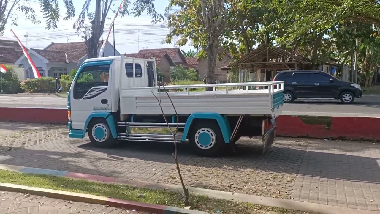 isuzu elf engkel NHR 55 2010 power stering turbo mulus istimewa full variasi