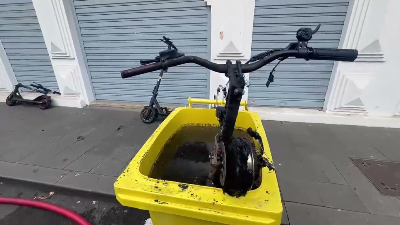 Le Port : une trottinette électrique prend feu, un magasin de vélo victime d'un incendie