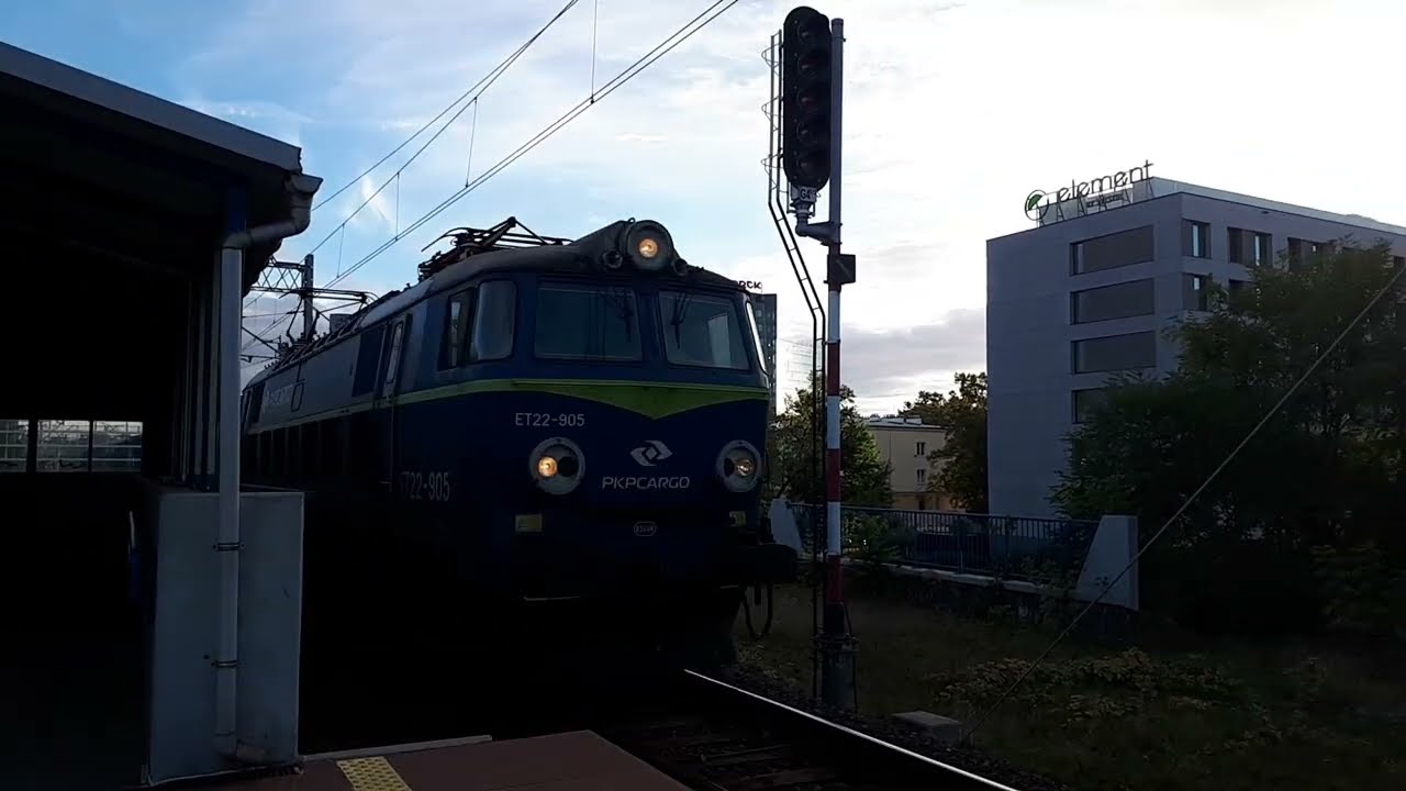 Przejazd lokomotywy ET 22-905 przez stacje Wrocław Mikołajów.