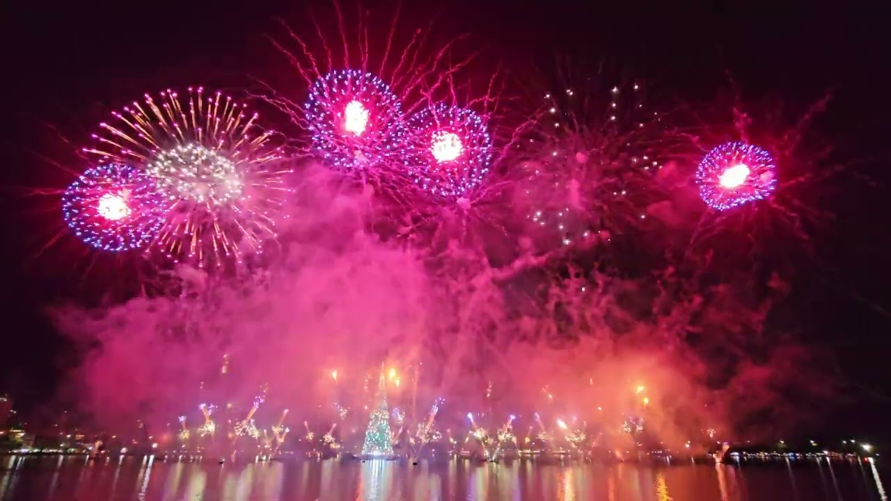 Inauguração da Árvore de Natal Flutuante da Lagoa: Show de Luzes e Fogos!