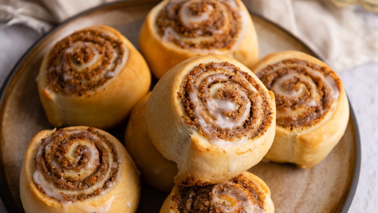 S&uuml;&szlig;e Nussschnecken mit Bl&auml;tterteig