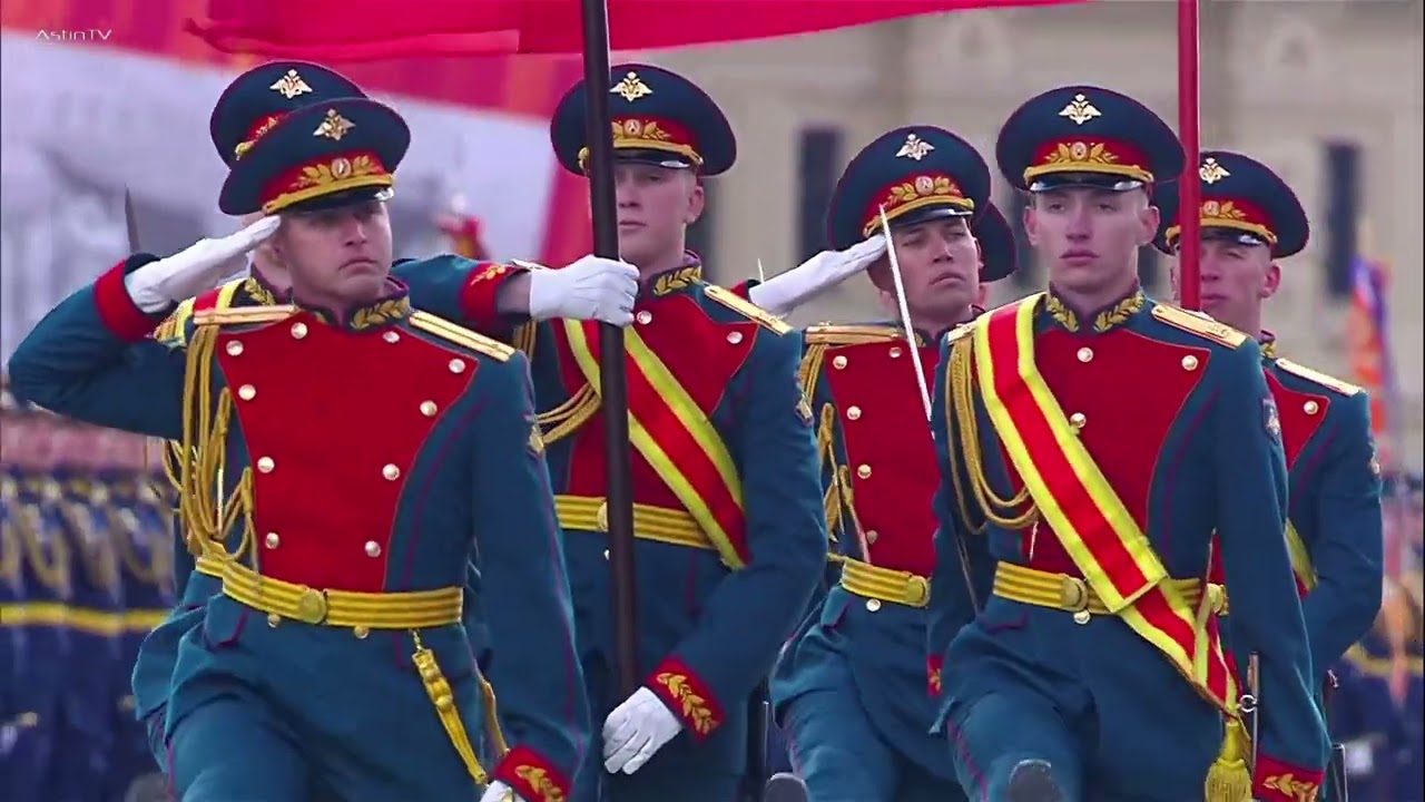 Москва. 9 мая 2025. Парад на Красной площади, флаг России и Знамя Победы.