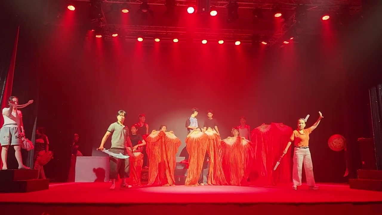 Ánh đèn sân khấu-tân anh hùng náo. 