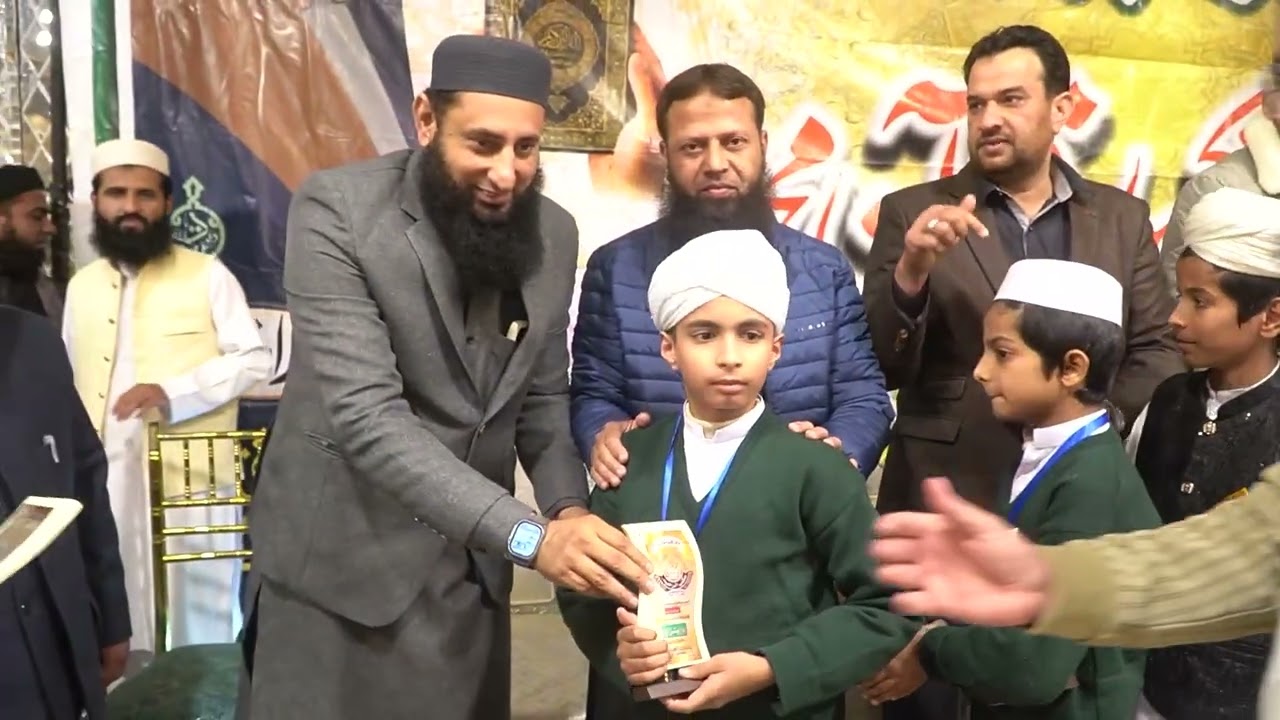 ادارہ مکتب الرحیم کے طلباء انعامات وصول کرتے ہوئے ،Students of Maktab-ul-Rahim receiving awards 