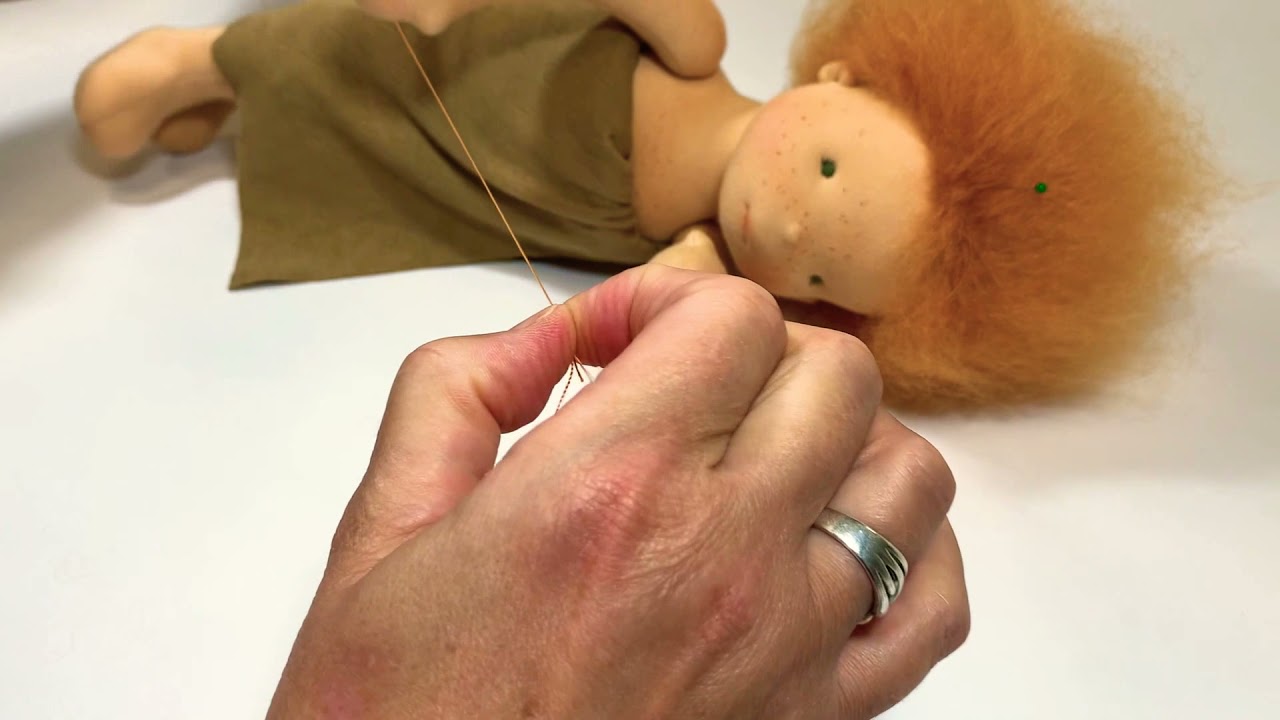 11)How I attach the wig (on a Waldorf doll). /Hoe ik het pruikje vast naai.