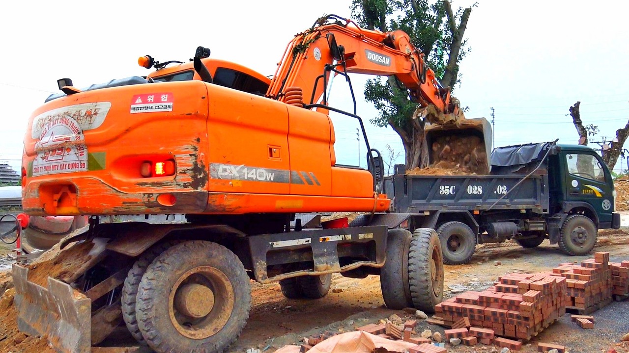 Máy Xúc DOOSAN DX140W Múc Đất, Xe Ô Tô Tải Ben Chở Đất Và Đổ Đất | Excavator Truck | TienTube TV