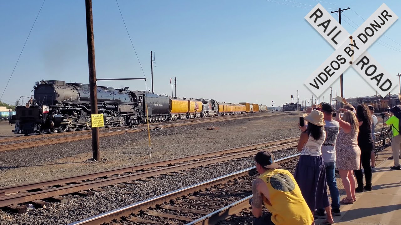 UP4014 - The Big Boy, Two Zephyrs Running Late, A Bay Window Caboose, And More.