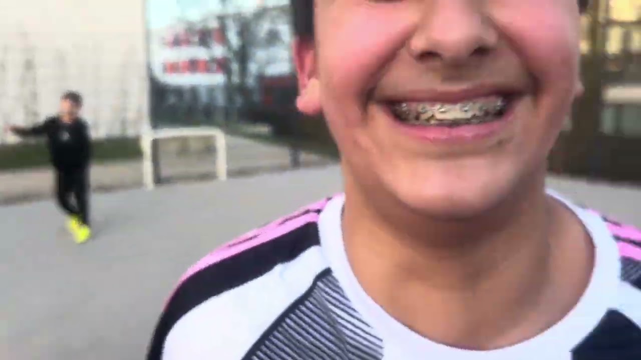 Mama schickt uns Burger-Brot holen… wir landen auf dem Bolzplatz! ⚽😂 | Familien-Vlog