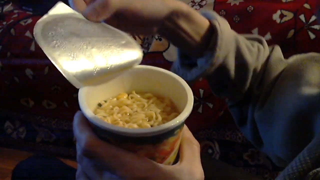 Ем Роллтон горячая порция с курицей и смотрю видео